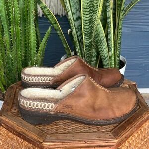 UGG brown leather clogs with shearling fur lining Size US 7